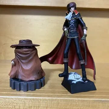 캡틴 하록 & 토치로 피규어 (모자 포함, 브라운 받침대)