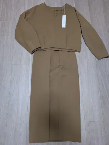 스터닝 루어 카멜 V넥 셋업