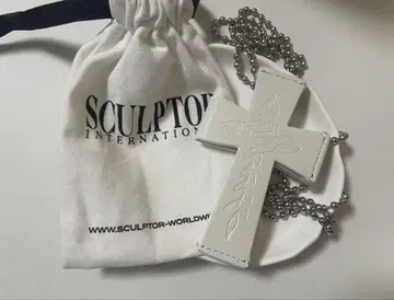 SCULPTOR 가죽 크로스 목걸이 WHITE