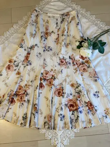 잉게보그 플레어 스커트 화이트 플라워 프린트