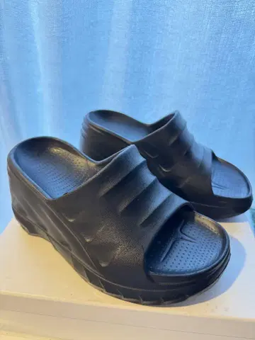 통굽 블랙 슬라이드 샌들