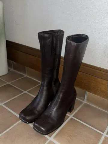 [ 새상품급 ] 다크 브라운 스퀘어토 롱 부츠 23.5cm