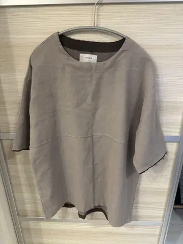 그레이 반팔 티셔츠 심플한 디자인