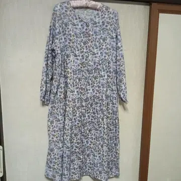 꽃무늬 긴팔 무릎 기장 원피스