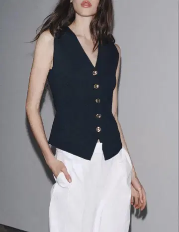 이번 시즌 ZARA [ V넥 슬리브리스 탑 베스트 ]