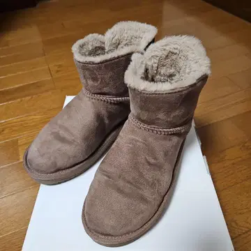 브라운 스웨이드 어그 부츠