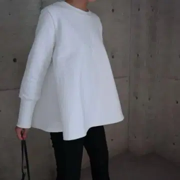 eLLa 화이트 플레어 맨투맨 트레이닝복