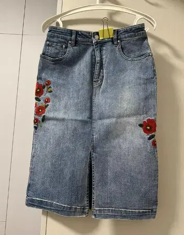 데님 블루 타이트 스커트 빨간 꽃 자수