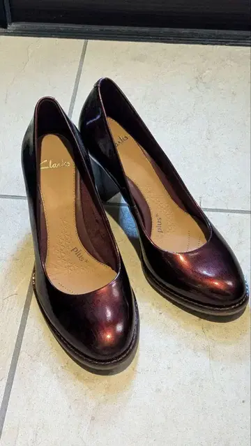 Clarks 보르도 에나멜 펌프스 UK4