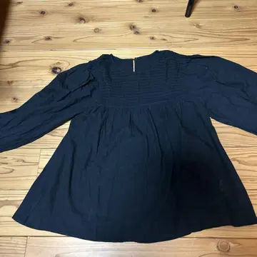 블랙 긴팔 블라우스 스모킹 디자인
