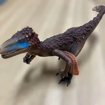 공룡 피규어 브라운과 빨간색 약 15cm