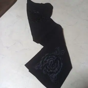 블랙 꽃무늬 자수 슬랙스