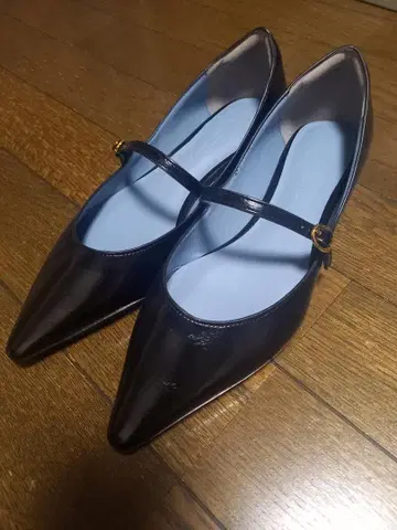 블랙 스틸레토 플랫슈즈