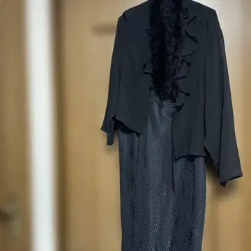 프릴 퍼 옷깃의 블랙 롱 드레스
