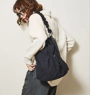A4 대응 블랙 숄더백 SOEUR/프릴 핸들 숄더백