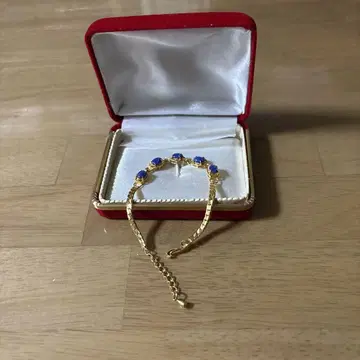 파란색 스톤에 골드색 팔찌