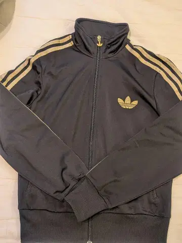 adidas 저리 자켓 블랙 골드 컬러 로고