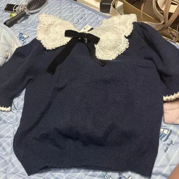 레이스 옷깃 리본 포함 네이비 스웨터