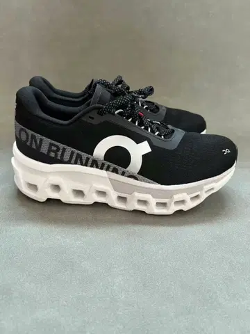 On Cloudmonster2 스니커즈 블랙/화이트