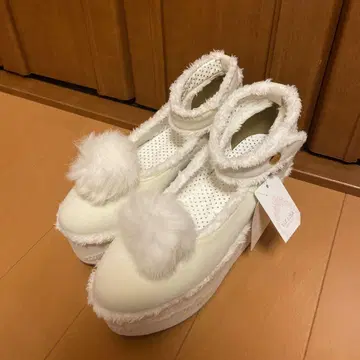 화이트 퍼 플랫폼 신발