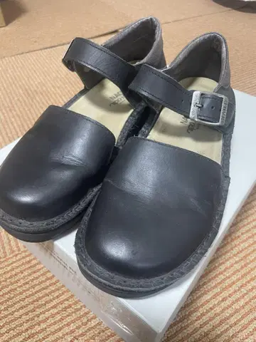 NAOT 가죽 스트랩 플랫슈즈 블랙