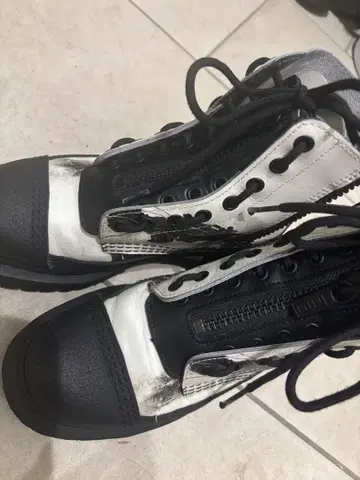 닥터마틴 나인 인치 네일스 콜라보 부츠