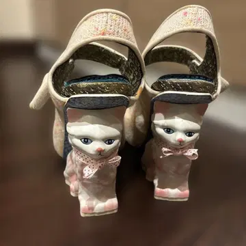 이레귤러 초이스 고양이 디자인 스트랩 샌들