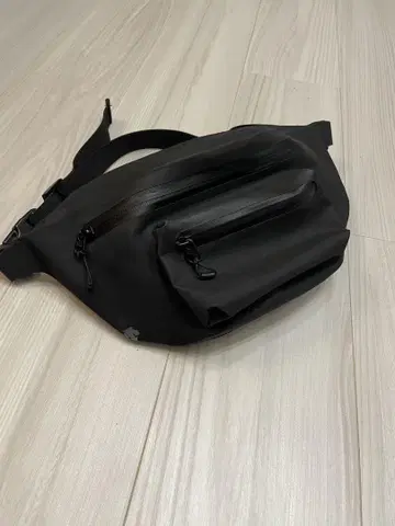 데상트 얼터레인 방수 소재 블랙 바디백
