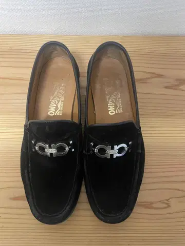 페라가모 블랙 스웨이드 로퍼 메탈 버클 포함