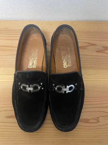 페라가모 블랙 스웨이드 로퍼 메탈 버클 포함