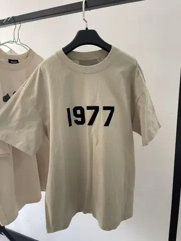 1977 프린트 T셔츠 M 사이즈 베이지