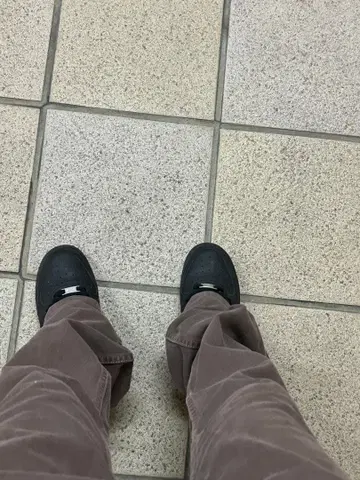 블랙 스니커즈