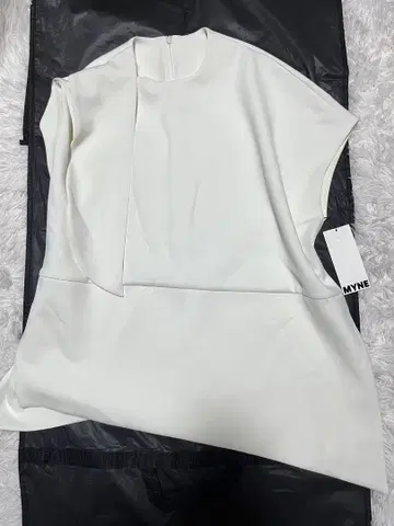 택 포함 MYNE 마이네 ASYMMETRY TOPS/WHITE