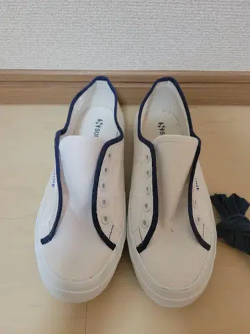 [ 거의 새상품 ] SUPERGA 화이트 스니커즈 네이비 테두리 38