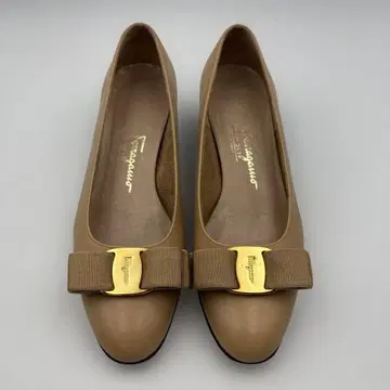 Ferragamo 베이지 리본 펌프스
