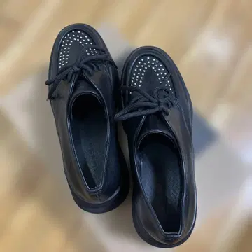 스터드 장식 블랙 통굽 레이스업 슈즈