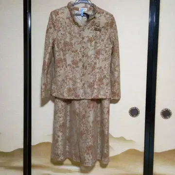 베이지와 브라운의 꽃무늬 셋업