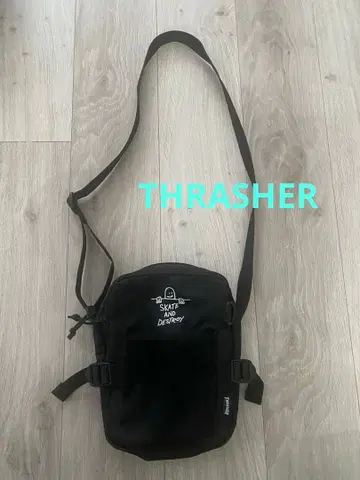 Thrasher 숄더백 블랙