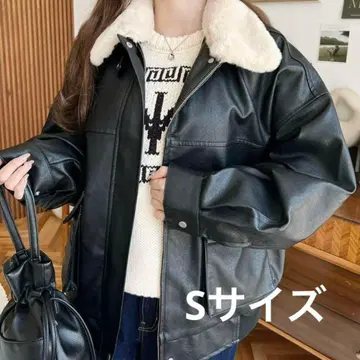 탈부착 가능한 퍼 티펫이 달린 빈티지 느낌의 매트 인조 가죽 블루종