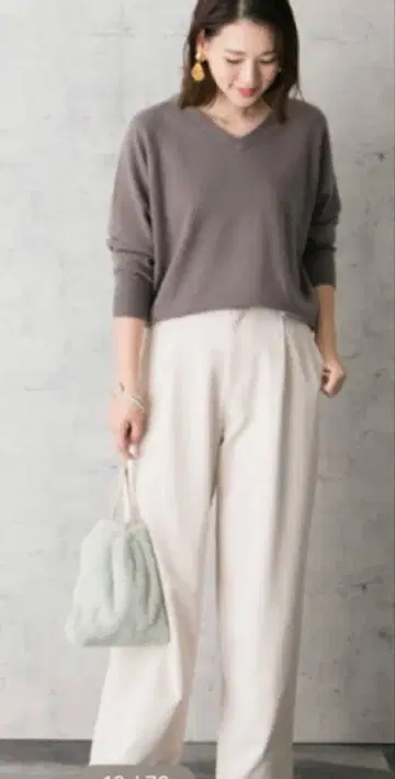 새상품급 어반 리서치 로쏘 캐시미어 100% 니트 밀크티 베이지