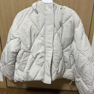 크림색 퀼팅 다운 자켓 후드 부착