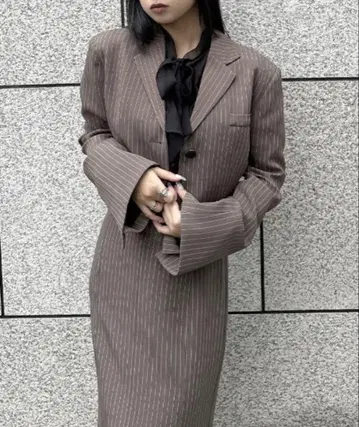 LVEU 셋업 플레어 커프스 크롭 자켓 타이트 스커트