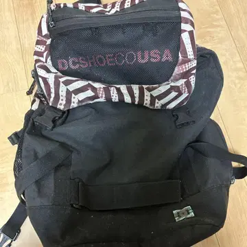 DC 스트라이프 패턴 백팩