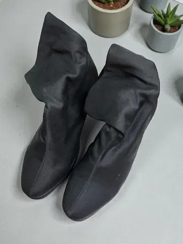 새틴 블랙 부츠 중간 힐