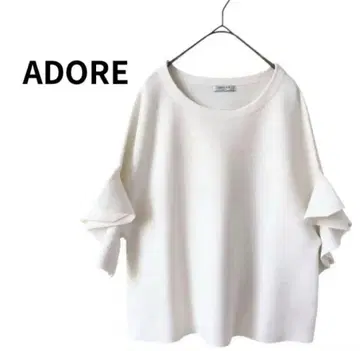 [ 새상품급 ] ADORE 프릴 슬리브 니트 화이트 상의