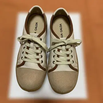 아쿠아칼다 스니커즈 25.5cm