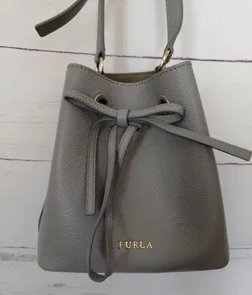 컨디션 최상 FURLA 코스탄자 복조리 숄더백 그레이