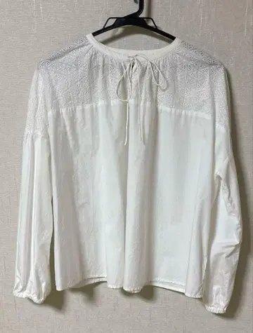 LOURMARIN 화이트 긴팔 블라우스 앞매듭 리본 포함