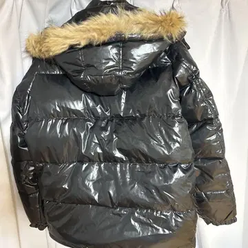 블랙 컬러 퍼 다운 자켓