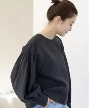 IENA 턱 숄더 볼륨 블라우스 블랙